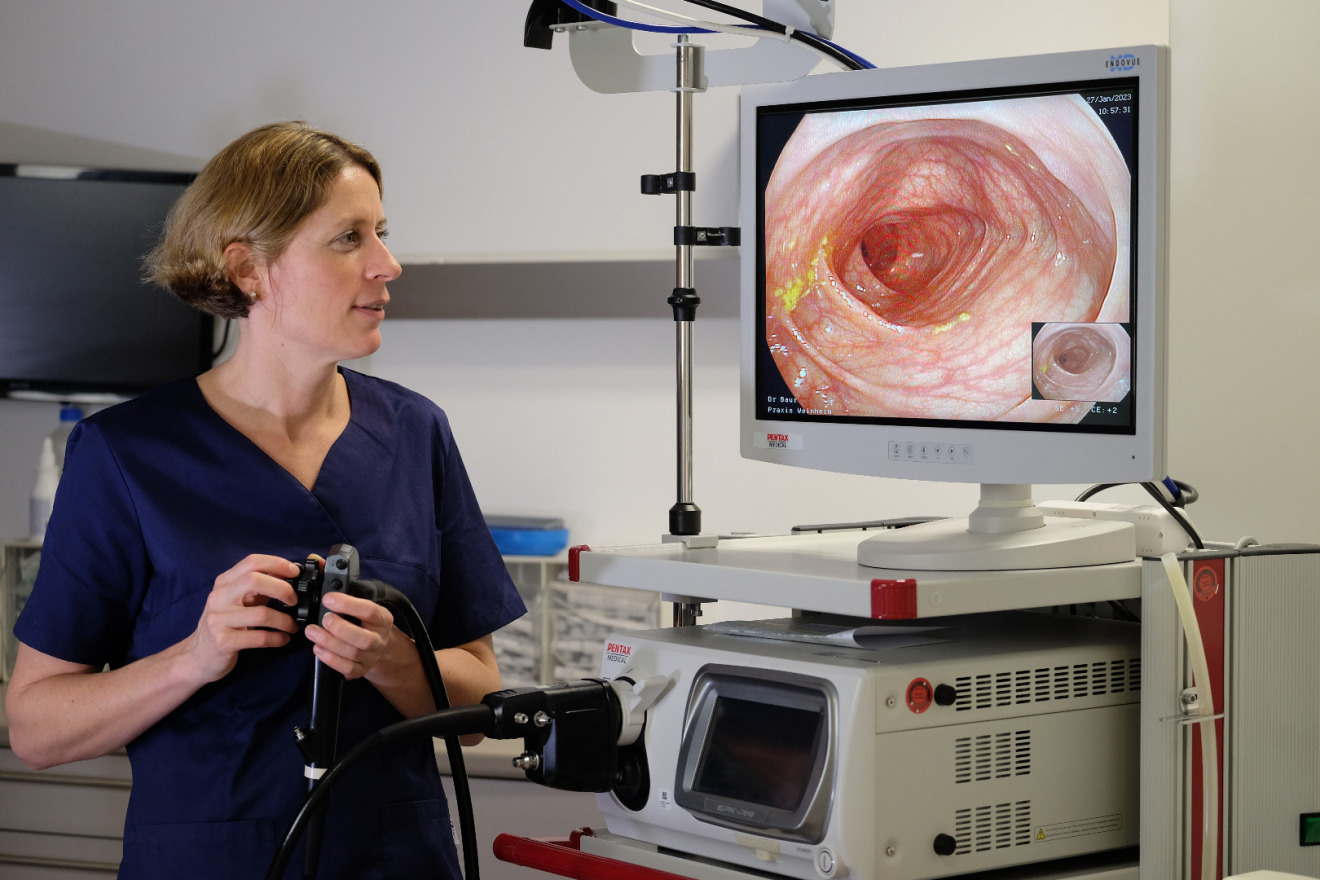 Dr. Christina Baur analysiert eine Koloskopie-Aufnahme.